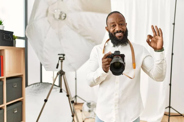 Africký Americký Fotograf Pracující Fotografickém Studiu Pozitivním Úsměvem Dělá Znamení — Stock fotografie