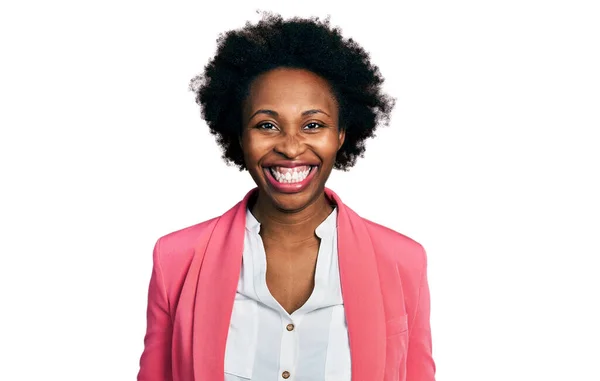 Αφρο Αμερικανίδα Γυναίκα Αφρο Μαλλιά Φορώντας Επαγγελματικό Σακάκι Χαμογελώντας Χαρούμενα — Φωτογραφία Αρχείου