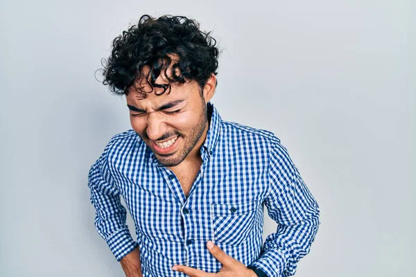 Jovem Hispânico Vestindo Roupas Casuais Com Mão Estômago Porque Náuseas — Fotografia de Stock