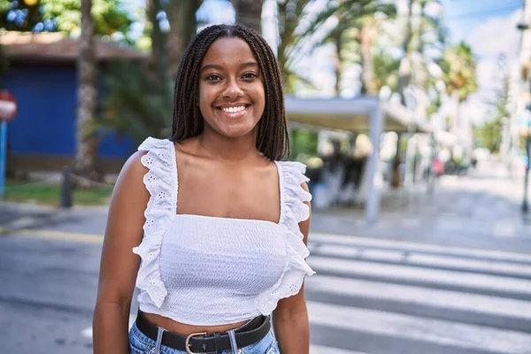 Genç Afrikalı Amerikalı Kız Gülümseyerek Şehirde Mutlu Mesut Duruyor — Stok fotoğraf