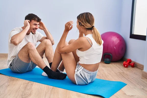 Young Man Woman Couple Doing Abs Exercise Sport Center — Stockfoto