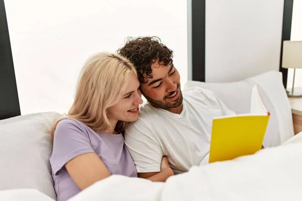 Jovem Casal Bonito Leitura Livro Deitado Cama Casa — Fotografia de Stock