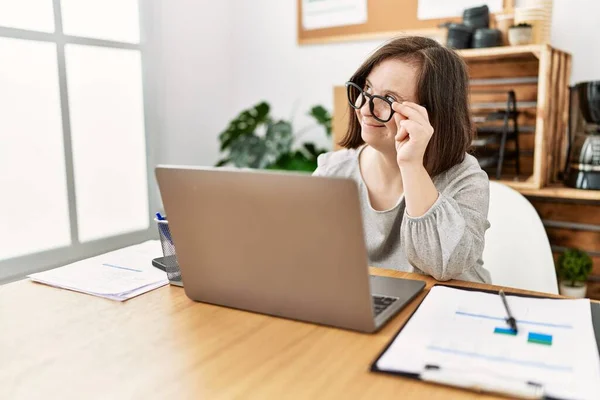 Brunette Woman Syndrome Working Using Laptop Business Office — Φωτογραφία Αρχείου