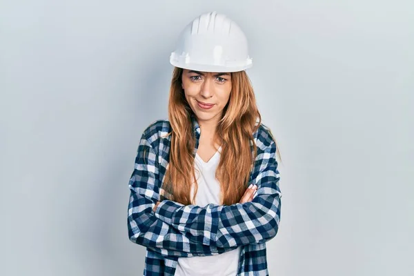 Ung Kaukasiska Kvinna Bär Arkitekt Hardhat Skeptiker Och Nervös Ogillande — Stockfoto