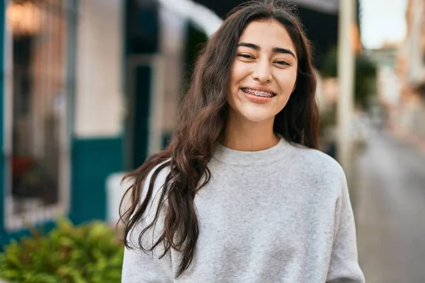 Jovem Menina Oriente Médio Sorrindo Feliz Cidade — Fotografia de Stock