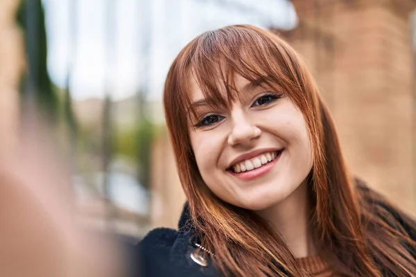 Молода Жінка Посміхається Впевнено Робить Селфі Біля Камери Вулиці — стокове фото