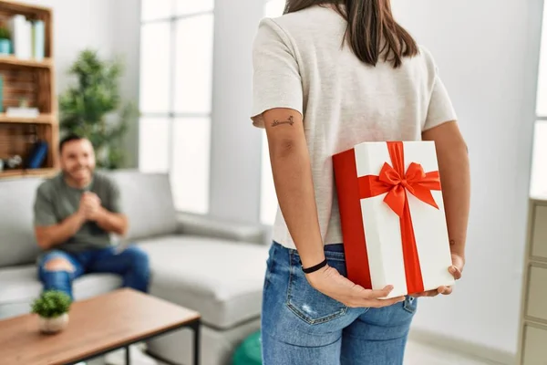 Jovem Mulher Surpreendendo Seu Namorado Com Presente Aniversário Casa — Fotografia de Stock