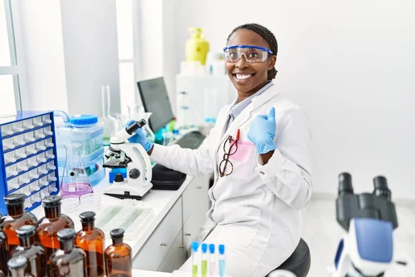 Afrikanische Frau Die Wissenschaftlichen Labor Arbeitet Zeigt Mit Dem Finger — Stockfoto