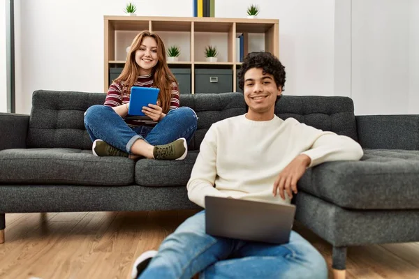 Pareja Joven Sonriendo Feliz Usando Ordenador Portátil Touchpad Sentado Sofá —  Fotos de Stock