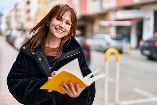 Jeune Femme Souriant Livre Lecture Confiant Rue — Photo