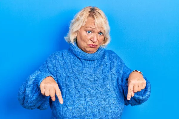 Middle Age Blonde Woman Wearing Casual Clothes Pointing Looking Sad — Stockfoto