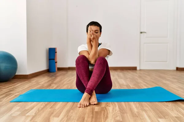 Genç Spanyol Kadın Spor Merkezinde Yoga Eğitimi Alıyor — Stok fotoğraf