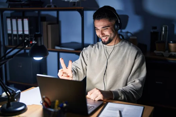 Ein Junger Gutaussehender Mann Der Nachts Mit Einem Computer Laptop — Stockfoto