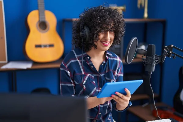 Młoda Artystka Bliskiego Wschodu Śpiewa Piosenkę Używając Touchpada Studiu Muzycznym — Zdjęcie stockowe