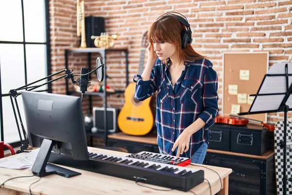 Young Woman Musician Playing Piano Keyboard Music Studio — Stockfoto