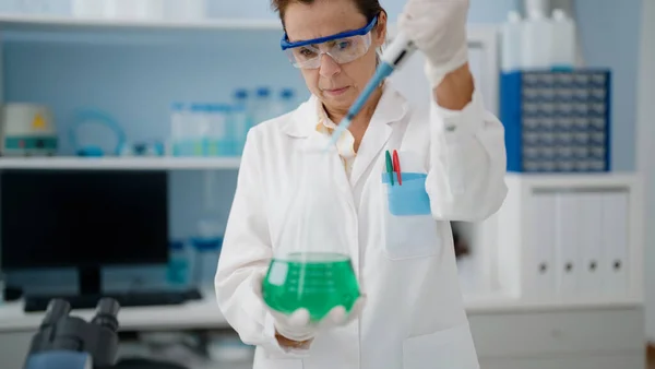 Mulher Hispânica Meia Idade Vestindo Uniforme Cientista Trabalhando Laboratório — Fotografia de Stock