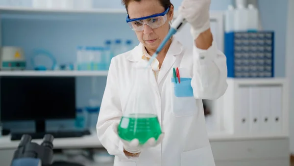 Hispanische Frau Mittleren Alters Trägt Wissenschaftleruniform Die Labor Arbeitet — Stockfoto