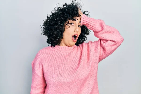 Giovane Donna Del Medio Oriente Che Indossa Abiti Casual Sorpreso — Foto Stock