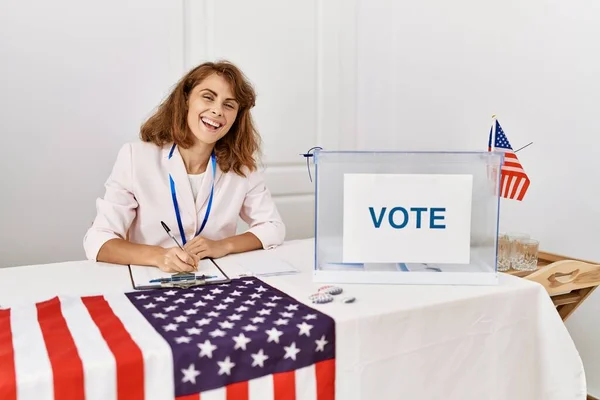 Joven Trabajador Político Americano Sonriendo Feliz Trabajando Colegio Electoral — Foto de Stock