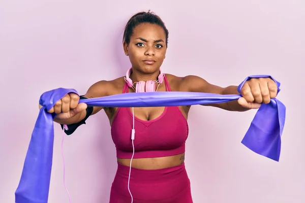 Young African American Girl Training Arm Resistance Elastic Arm Bands — 스톡 사진