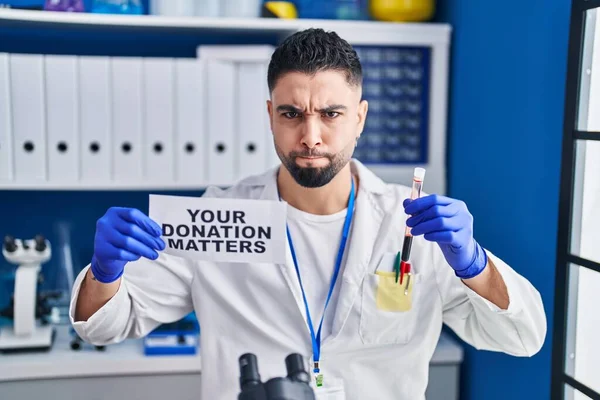 Νεαρός Όμορφος Άντρας Που Εργάζεται Εργαστήριο Επιστημόνων Κρατώντας Δείγμα Αίματος — Φωτογραφία Αρχείου