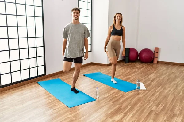 Junges Hispanisches Sportlerpaar Lächelt Glücklich Beim Stretching Sportzentrum — Stockfoto