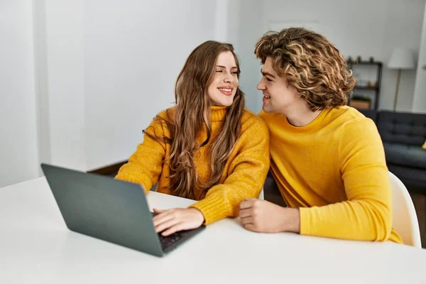 Jovem Casal Caucasiano Sorrindo Confiante Usando Laptop Casa — Fotografia de Stock