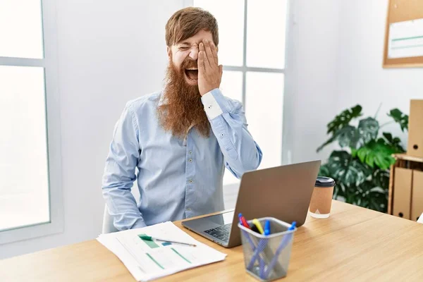 Young Irish Businessman Smiling Happy Hand Eye Office — Fotografia de Stock