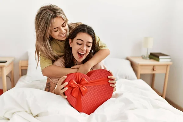 Genç Bir Kadın Yatak Odasında Sevgilisine Sevgililer Günü Hediyesiyle Sürpriz — Stok fotoğraf