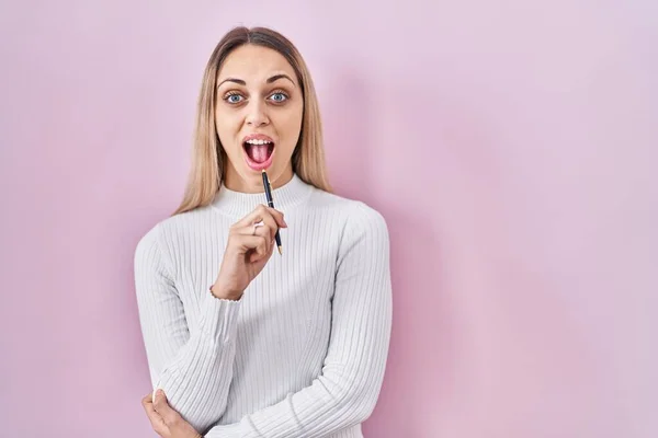 Giovane Donna Bionda Piedi Che Tiene Penna Sfondo Rosa Che — Foto Stock