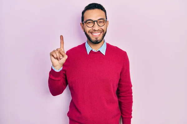 Homem Hispânico Com Barba Vestindo Camisa Negócios Óculos Mostrando Apontando — Fotografia de Stock