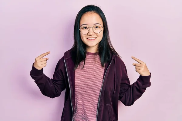 Joven Chica China Vistiendo Ropa Casual Gafas Que Ven Confiados —  Fotos de Stock