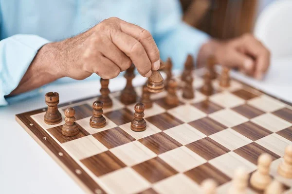 Starší Šedovlasý Muž Hraje Doma Šachy — Stock fotografie