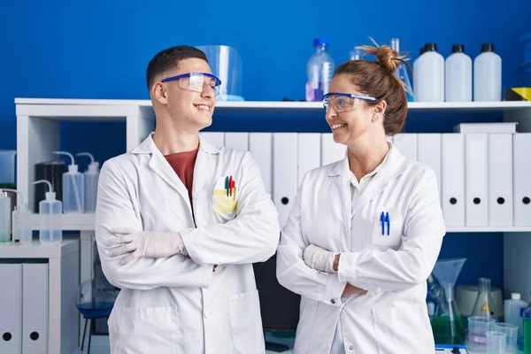 Homens Mulheres Cientistas Com Braços Cruzados Gesto Laboratório — Fotografia de Stock