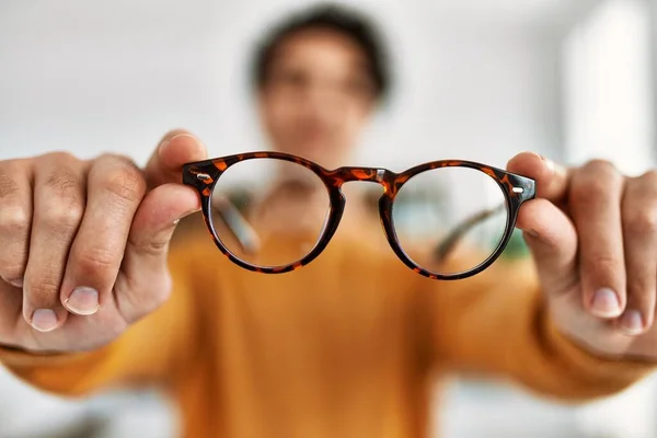 Ung Latinamerikansk Man Ler Glad Hålla Glasögon Hemma — Stockfoto