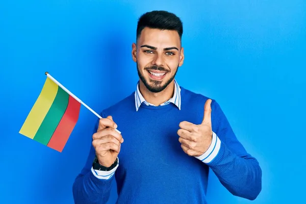 Joven Hombre Hispano Con Barba Sosteniendo Bandera Lithuania Sonriendo Feliz —  Fotos de Stock