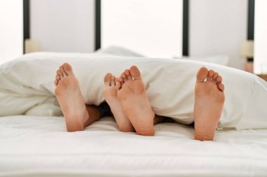 Evdeki yatakta çarşafın birkaç metre altında..