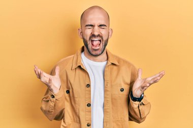 Genç kel bir adam çılgın ve çılgın başarısını kutluyor kollarını kaldırmış, gözlerini kapatmış heyecanlı çığlıklar atıyor. Kazanan konsept 