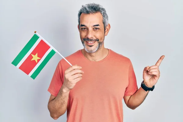 Schöner Mann Mittleren Alters Mit Grauen Haaren Die Suriname Flagge — Stockfoto