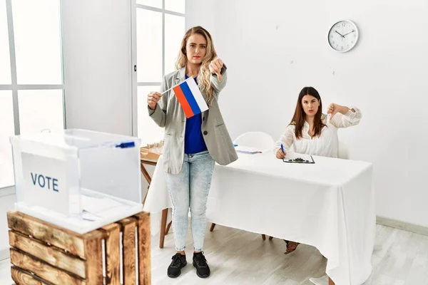 Mujer Rubia Joven Puesto Político Sosteniendo Bandera Rusa Con Cara —  Fotos de Stock