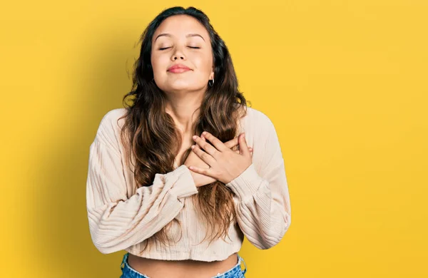 Chica Hispana Joven Con Ropa Casual Sonriendo Con Las Manos — Foto de Stock