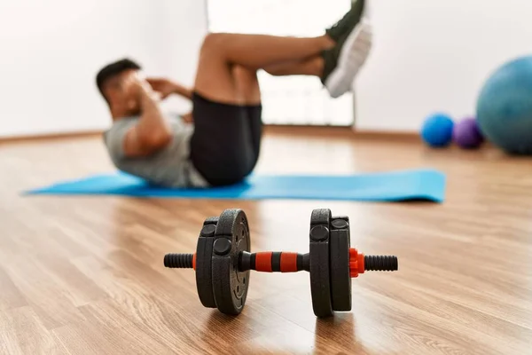 Junger Spanier Trainiert Bauchmuskeltraining Sportzentrum — Stockfoto