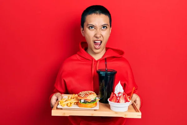 Mulher Hispânica Bonita Com Cabelo Curto Comendo Hambúrguer Clássico Saboroso — Fotografia de Stock