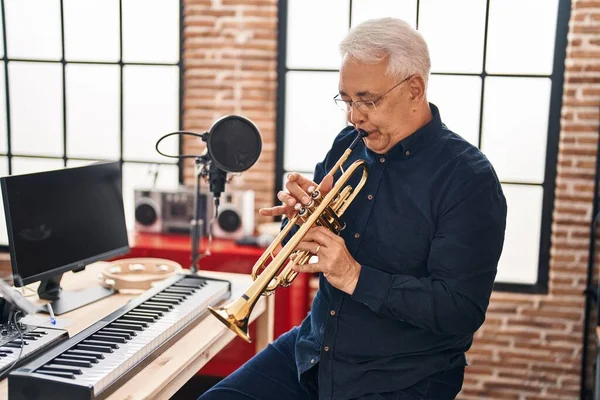 Senior Man Muzikant Die Trompet Speelt Muziekstudio — Stockfoto