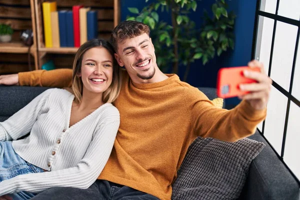 Young Man Woman Couple Make Selfie Smartphone Sitting Sofa Home — 스톡 사진