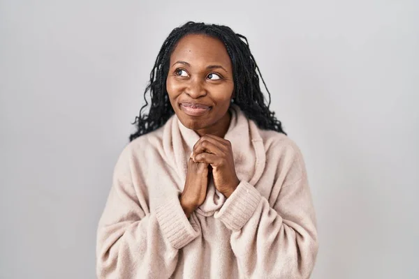 Mujer Africana Pie Sobre Fondo Blanco Riendo Nerviosa Emocionada Con — Foto de Stock