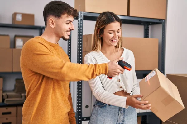 Young Man Woman Ecommerce Business Workers Scanning Package Office — Stock Photo, Image