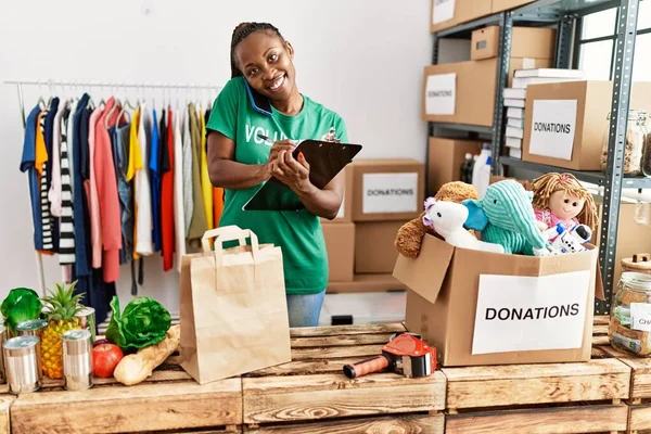 Young African American Volunteer Woman Smiling Happy Working Charity Center — Stock Photo, Image