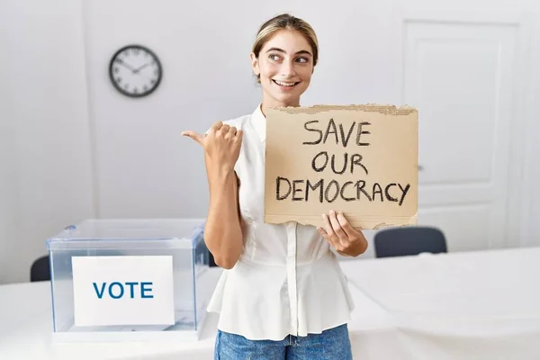Νεαρή Ξανθιά Στις Πολιτικές Εκλογές Σώζει Λάβαρο Της Δημοκρατίας Δείχνοντας — Φωτογραφία Αρχείου