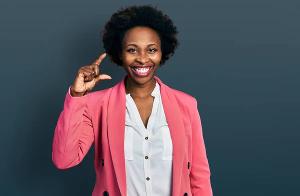Afro Saçlı Ceketi Giyen Gülümseyen Kendine Güvenen Hareketi Yapan Parmaklarıyla — Stok fotoğraf
